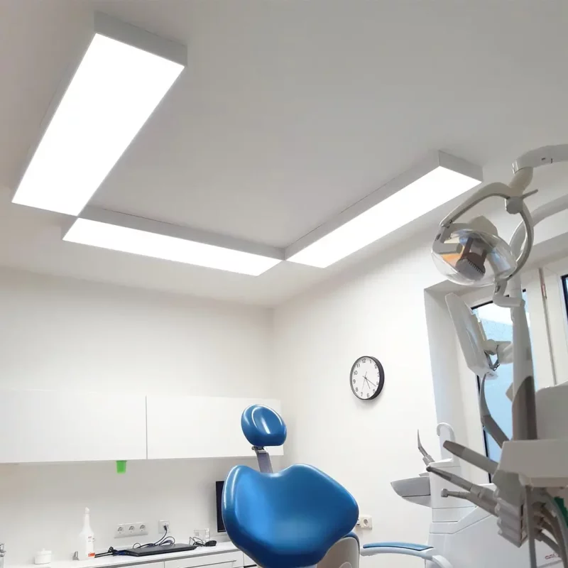 Dentled DL120 LED-Panels, installiert in drei Behandlungsräumen, bieten vollspektrale und schattenfreie zahnmedizinische Beleuchtung