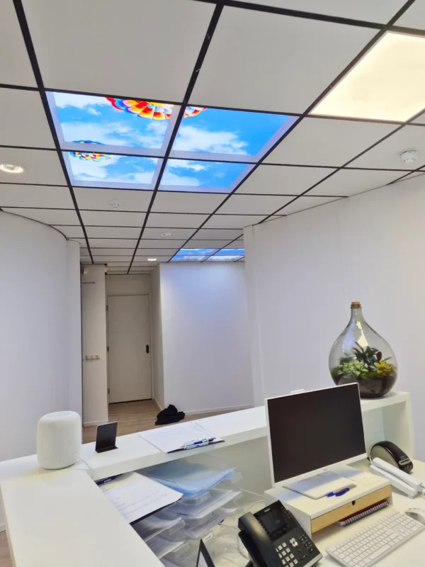 Modernes Interieur der Zahnarztpraxis OraMax Clinics Breda mit Dentled Fotodeckenpaneelen.
