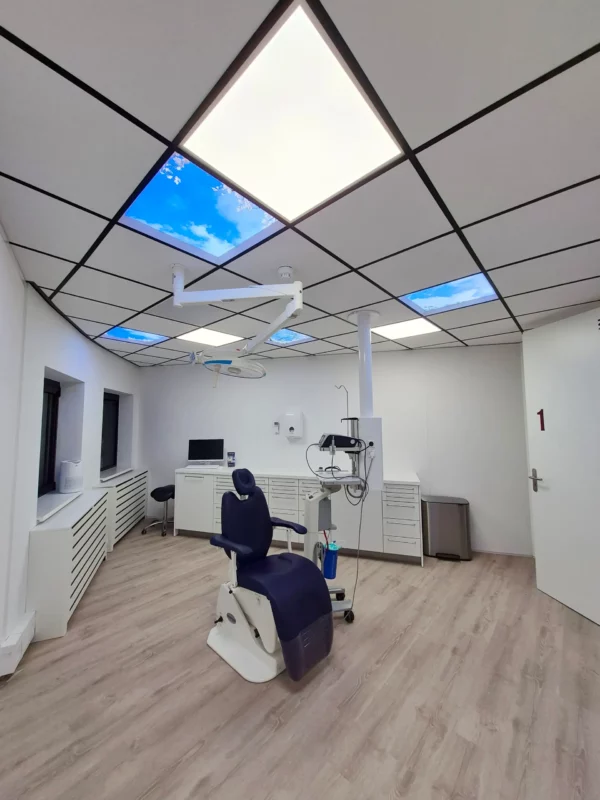 Integrierte Fotodeckenlösung von Dentled in der Zahnarztpraxis OraMax Clinics Breda.