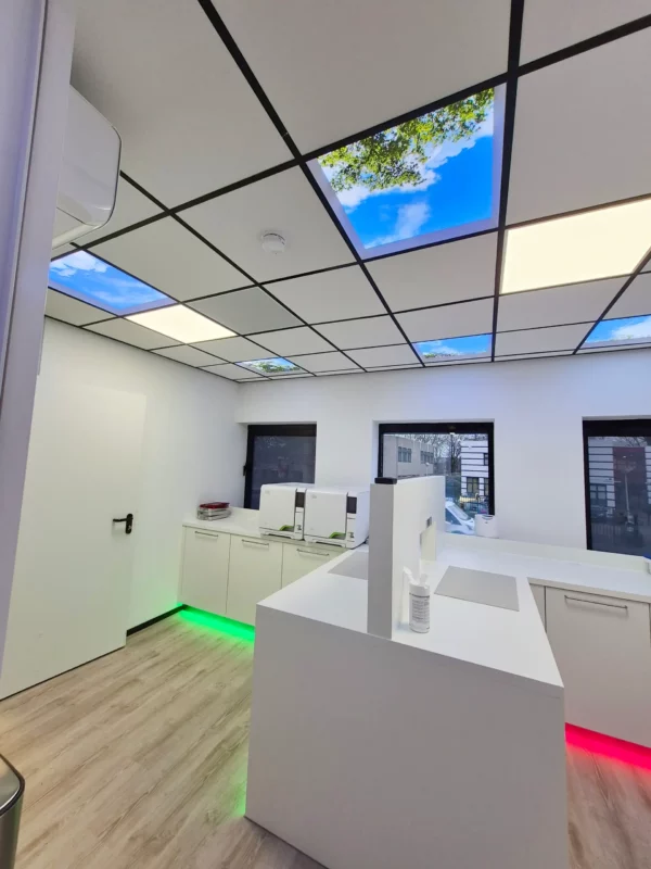 Dentled Deckenpaneele wurden in den Behandlungsräumen der OraMax Clinics Breda installiert, um eine beruhigende Atmosphäre zu schaffen.