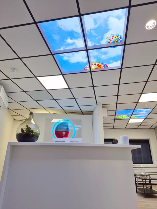 Modernes Design der Zahnarztpraxis mit Dentled Fotodeckenpaneelen bei OraMax Clinics Breda.