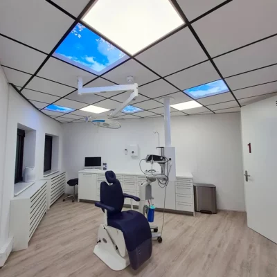 Dentled Fotodeckenpaneele verbessern das moderne Interieur der Zahnarztpraxis OraMax Clinics Breda.