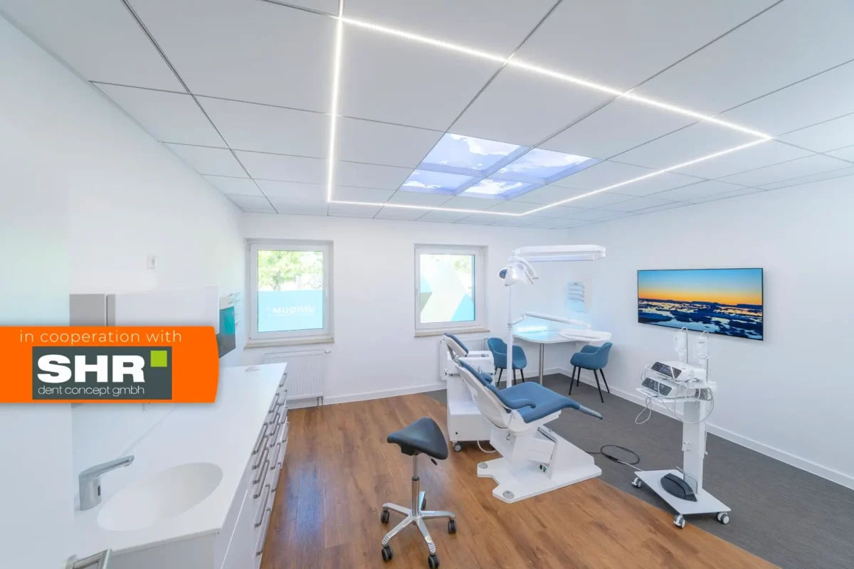 Integrierte LED-Deckenpaneele von Dentled in einem modernen implantologischen Behandlungsraum in NRW.