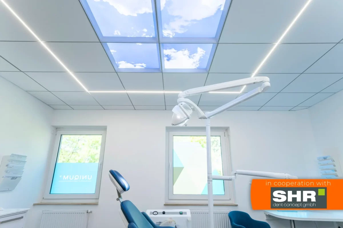 Moderne Zahnarztpraxis-Innenausstattung mit Dentled-Foto-Deckenpaneelen, die eine ruhige Behandlungsatmosphäre schaffen.