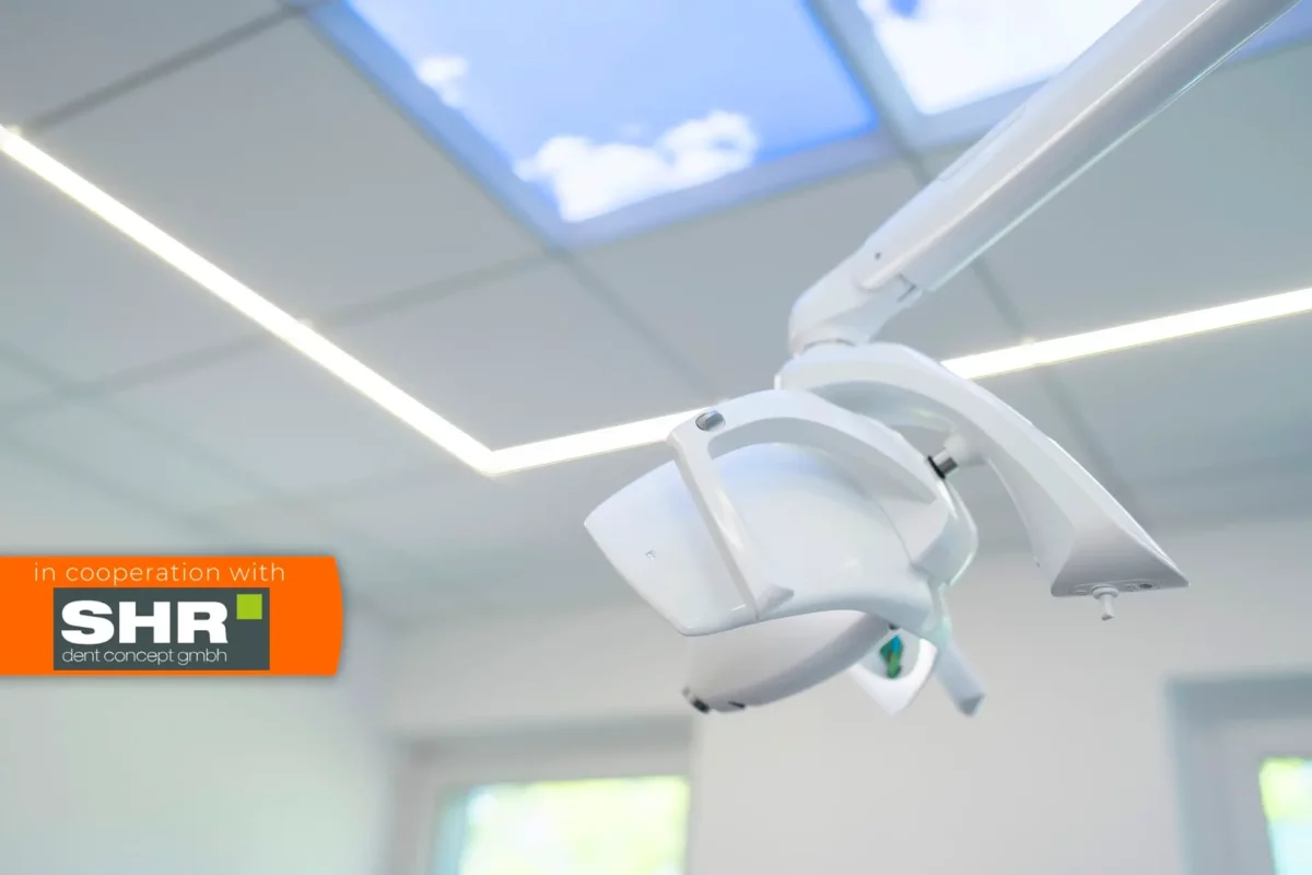Moderne Mund-, Kiefer- und Gesichtschirurgie-Praxis mit Dentled Foto-LED-Deckenvisualisierungen im Innenraum.