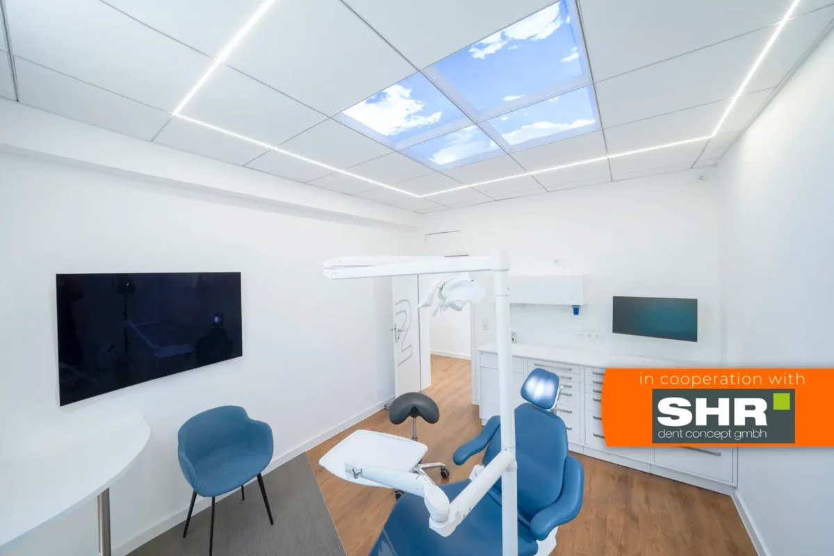 Beruhigende Behandlungsraumatmosphäre durch Dentled Foto-Deckenpaneele in der MKG-Chirurgie NRW.