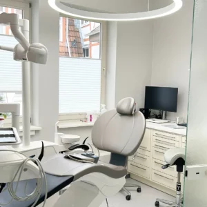 Moderne Zahnarztpraxis bei Herrmann & Langl mit dem Dentled PVR120 Ring und eleganter, kreisförmiger Beleuchtung.