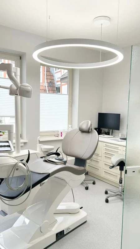 Moderne Zahnarztpraxis bei Herrmann & Langl mit dem Dentled PVR120 Ring und eleganter, kreisförmiger Beleuchtung.