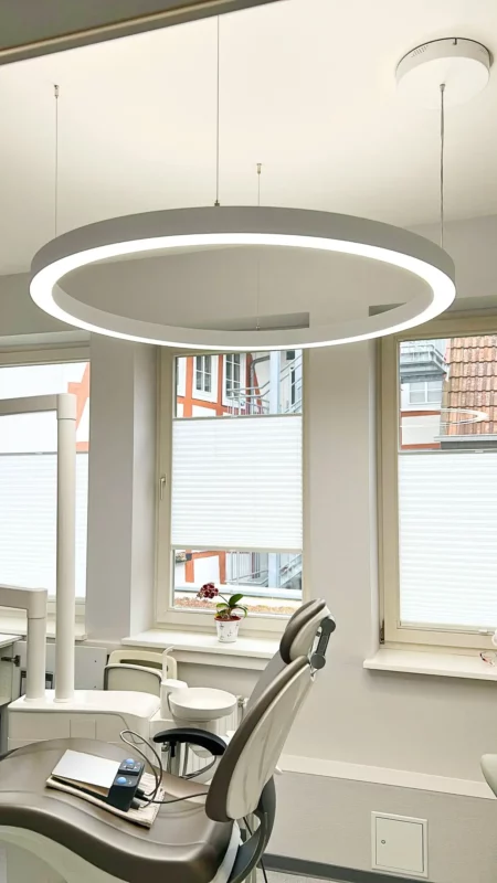 Dentled PVR120 Ring-Beleuchtungssystem verbessert Sichtbarkeit und Komfort im Behandlungsraum der Zahnarztpraxis Herrmann & Langl.