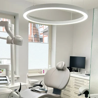 Dentled PVR120 Ring installiert im Behandlungsraum der Zahnarztpraxis Herrmann & Langl und sorgt für professionelle Vollspektrum-Zahnbeleuchtung.