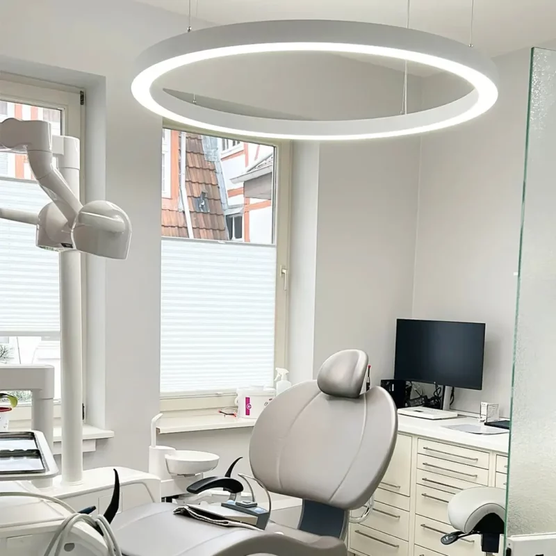 Dentled PVR120 Ring installiert im Behandlungsraum der Zahnarztpraxis Herrmann & Langl und sorgt für professionelle Vollspektrum-Zahnbeleuchtung.