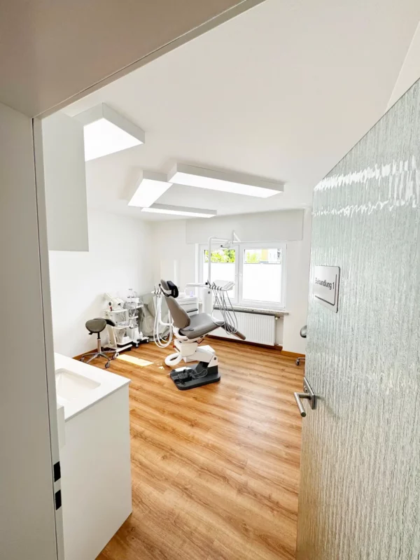 Moderner Behandlungsraum in einer Zahnarztpraxis, beleuchtet mit Dentled DL120 Vollspektrum-Tageslicht-LED-Panels während der Praxisrenovierung in Eschenburg.