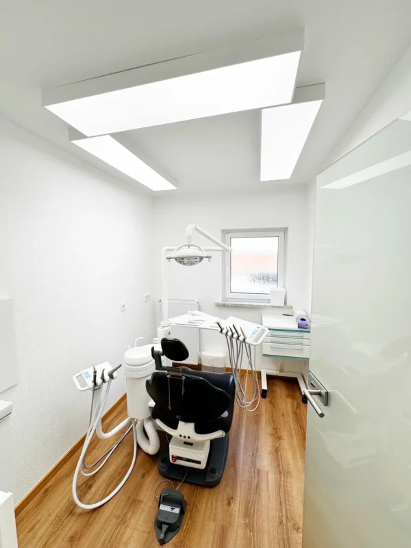 Renovierter Behandlungsraum in der Zahnarztpraxis von Dr. Daniel Nolte mit Dentled Tageslicht-LED-Beleuchtung für verbesserte klinische Sichtverhältnisse und erhöhten Patientenkomfort.