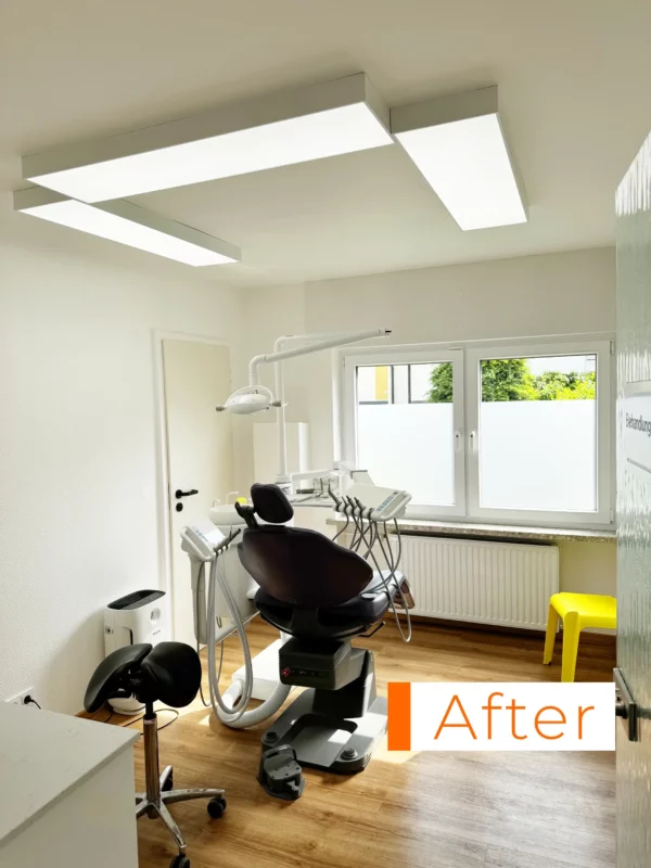 Dentled Tageslicht-LED-Panels erzeugen eine helle, gleichmäßige und blendarme Beleuchtung in einem modernen zahnmedizinischen Behandlungsraum.