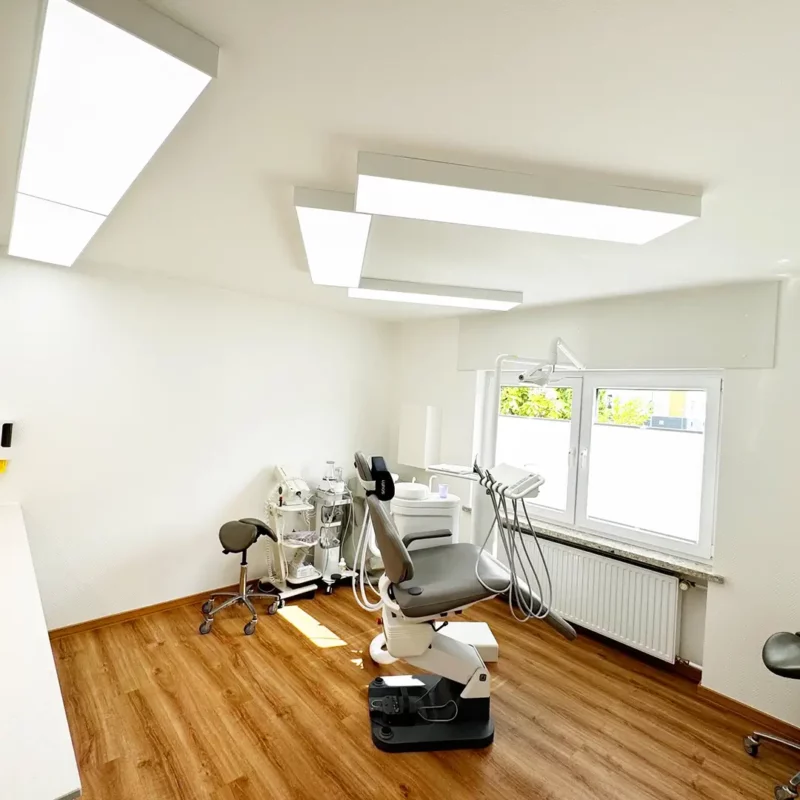Dentled DL120 Vollspektrum-Tageslicht-LED-Panels installiert in den Behandlungsräumen der Zahnarztpraxis von Dr. Daniel Nolte in Eschenburg, Deutschland.