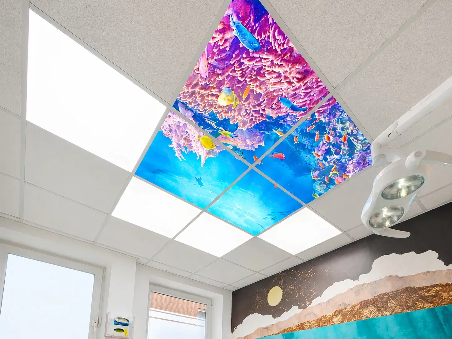 Moderne Zahnarztpraxis in Sarstedt mit Dentled DL62 Tageslichtbeleuchtung und individuell bedruckten LED-Fotopaneelen mit Unterwasser-Motiven.