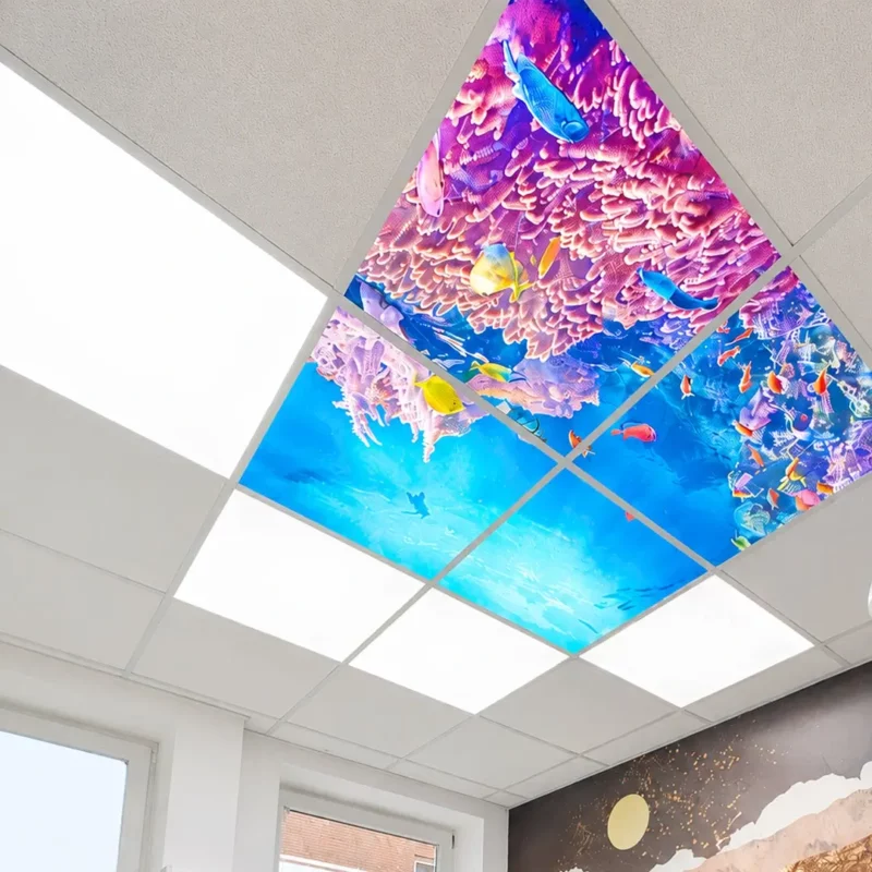 Behandlungsraum in der Zahnarztpraxis Dr. Nicola Deppe, beleuchtet mit Dentled DL62 Vollspektrum-Tageslicht-LED-Panels und individuellen Unterwasser-Deckengrafiken.