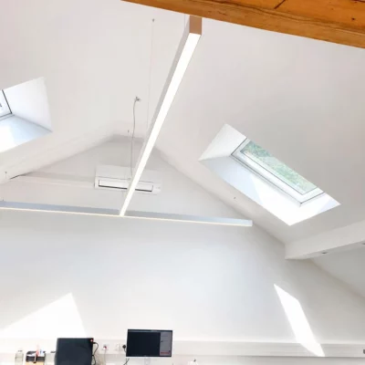 Maßgeschneiderte DentLed T-förmige Vollspektrum-Tageslichtleuchte, installiert im Dentallabor des Zahnzentrums Viersen in Deutschland.