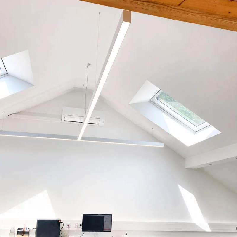 Maßgeschneiderte DentLed T-förmige Vollspektrum-Tageslichtleuchte, installiert im Dentallabor des Zahnzentrums Viersen in Deutschland.