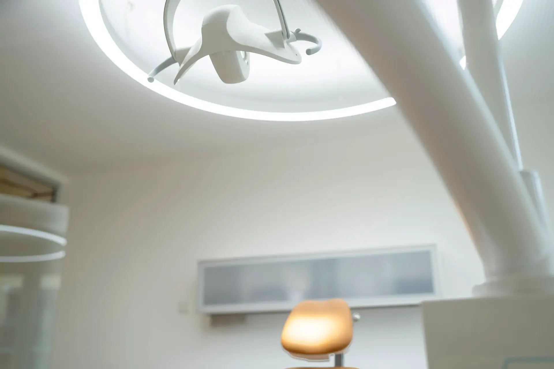 Behandlungsraum einer Zahnarztpraxis mit Dentled PVR150 Leuchten beleuchtet