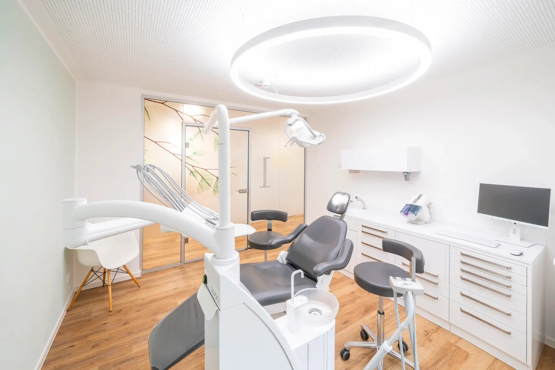 Moderne Zahnarztpraxis mit Dentled PVR150 Tageslichtbeleuchtung