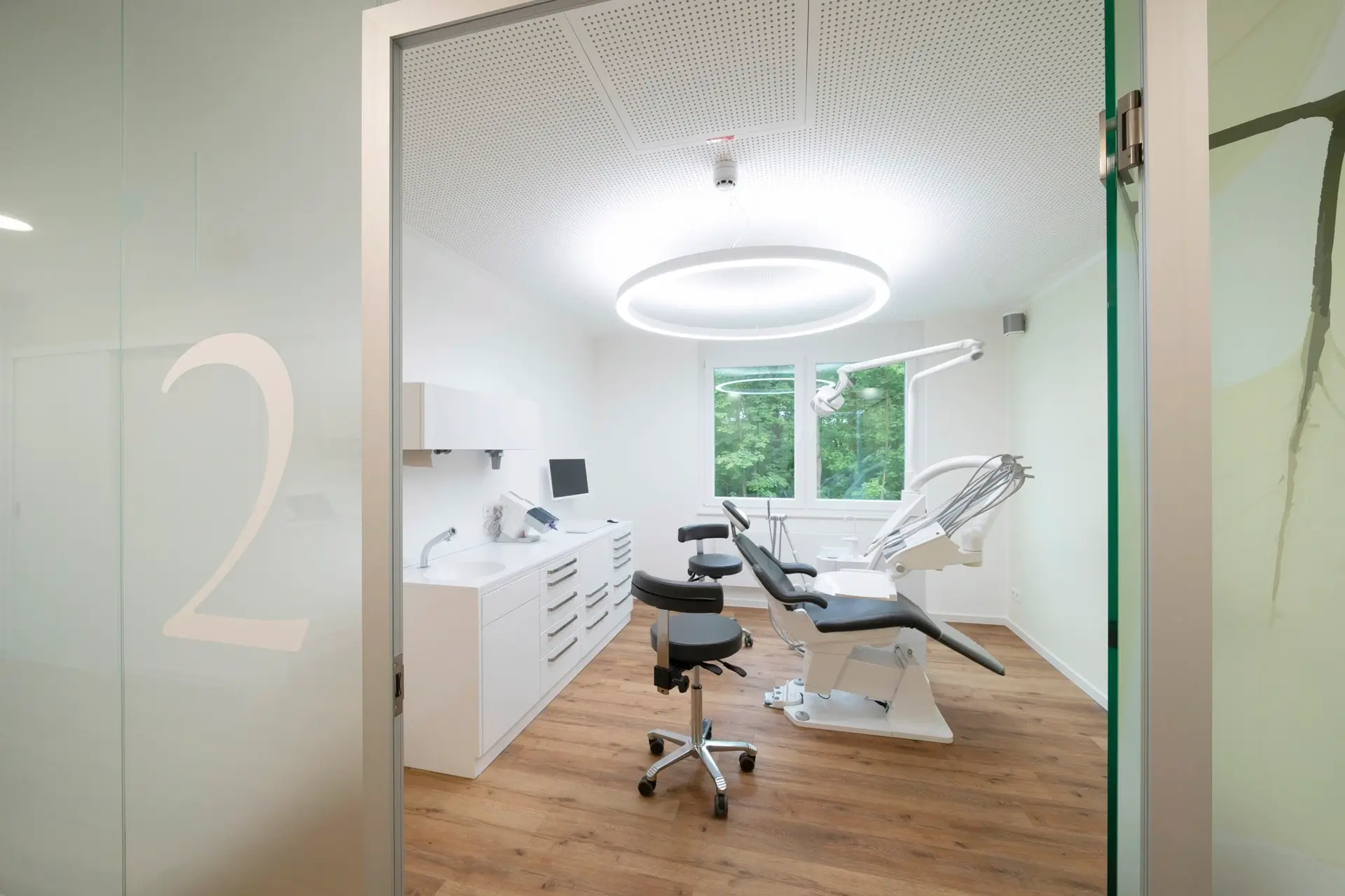 Blendfreie Dentled PVR150 Beleuchtung in einer Zahnarztpraxis