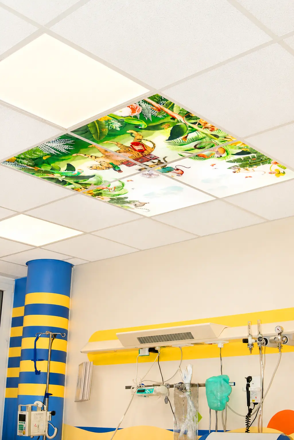 Naturinspirierte LED-Deckenfotopaneele schaffen eine einladende Atmosphäre in einer Kinderklinik.