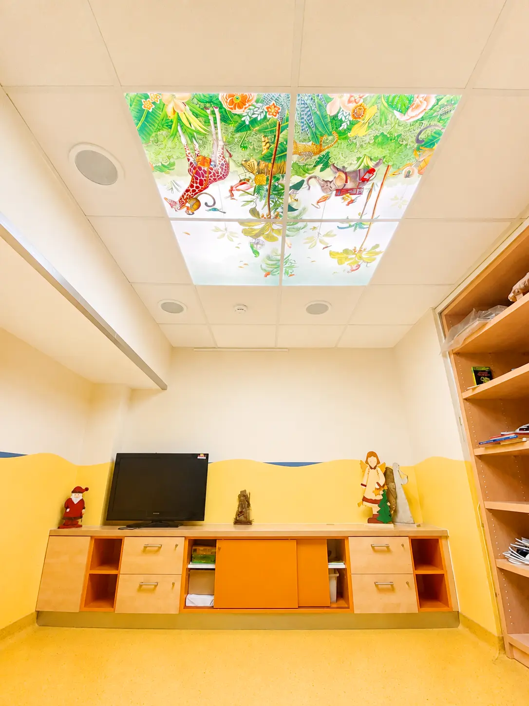 Hochauflösende, maßgefertigte LED-Fotopaneele sorgen für eine helle, gleichmäßige Beleuchtung auf einer Kinderstation eines Krankenhauses.