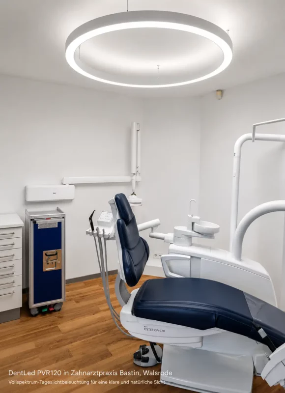 Zahnärztlicher Behandlungsraum mit DentLed PVR120-Ringleuchte und Vollspektrum-Tageslichtbeleuchtung für eine verbesserte klinische Leistungsfähigkeit.