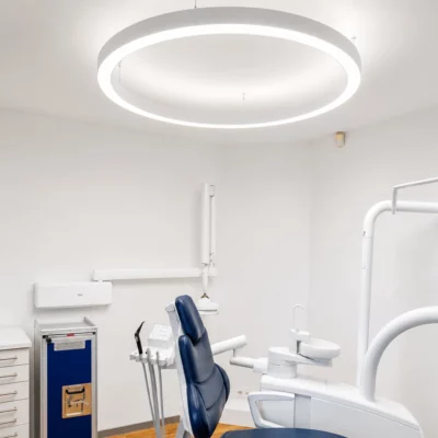 DentLed PVR120 Vollspektrumbeleuchtung verbessert die Sichtverhältnisse und Ergonomie in einer modernen Zahnarztpraxis in Walsrode.