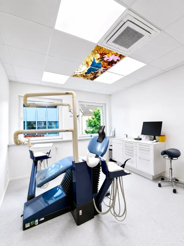 Dentaler Ablenkungsdecke mit hinterleuchteten Fotopaneelen bei Zahnflow