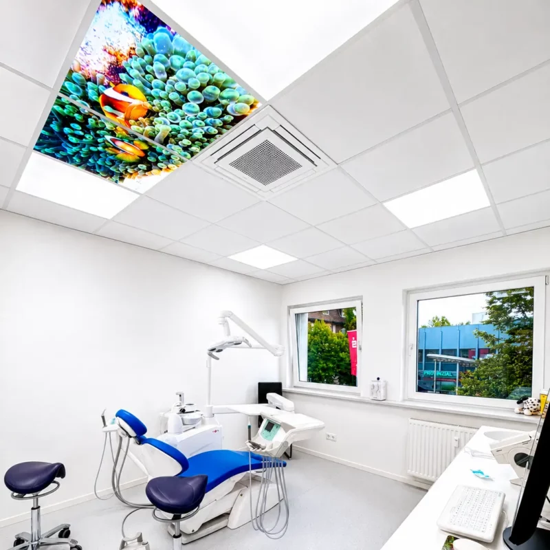 LED-Fotodecke in einem Behandlungsraum der Zahnarztpraxis Zahnflow in Heiligenhaus