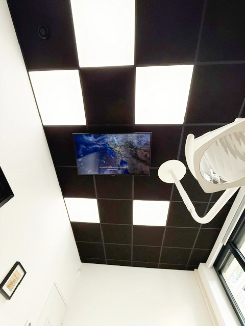 Fünf DentLed Tageslichtspektrum-LED-Deckenpanels über einem zahnärztlichen Behandlungsraum in Frankreich installiert