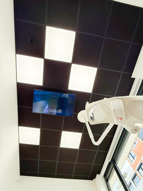 DentLed Vollspektrum-Tageslicht-LED-Panels für eine gleichmäßige Beleuchtung rund um den Behandlungsstuhl in einer Zahnarztpraxis in Le Havre