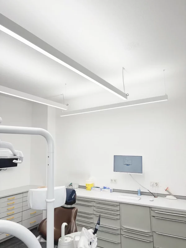 DentLED PHL22 Vollspektrum-Tageslichtleuchten in einem zahnmedizinischen Behandlungsraum in Hamm