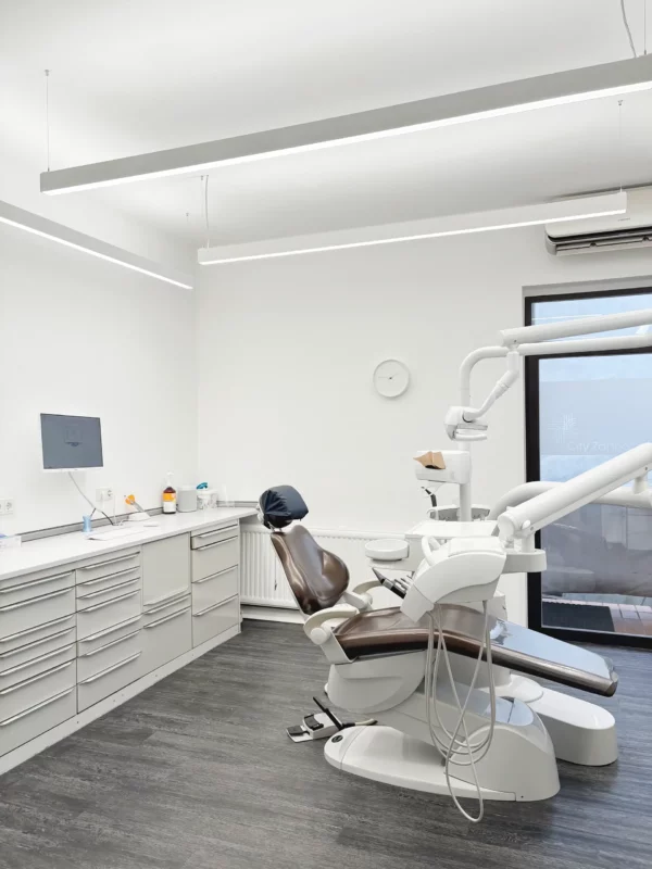 Vier bidirektionale DentLED PHL22-Leuchten sorgen für eine Vollspektrum-Tageslichtbeleuchtung in einem großen zahnmedizinischen Behandlungsraum