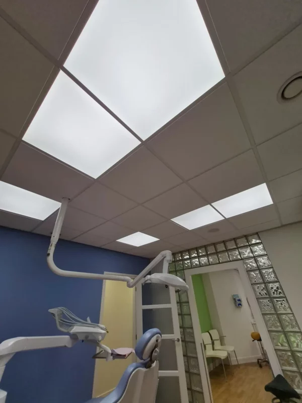 DentLED DL60-Panels sorgen für eine helle, gleichmäßige Tageslichtbeleuchtung in einem zahnärztlichen Behandlungsraum.