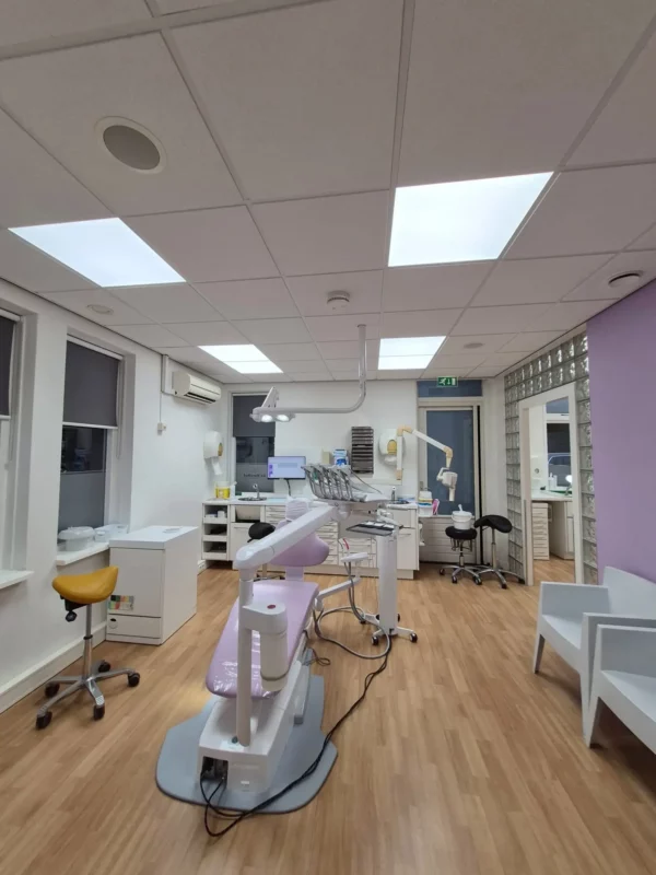 DentLED DL60 LED-Deckenpanels über einem zahnärztlichen Behandlungsraum bei De Merelhof installiert