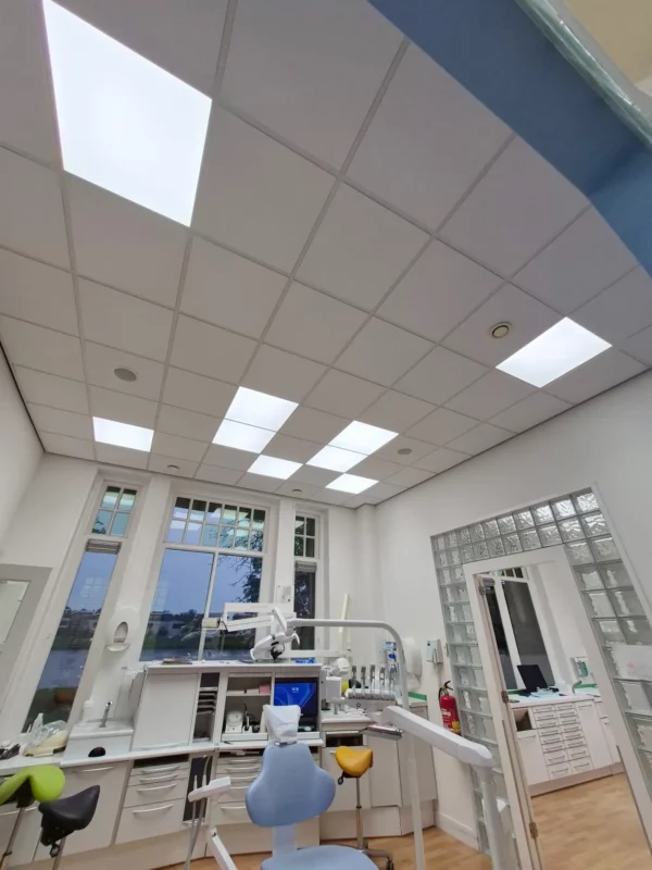 Zahnärztlicher Behandlungsraum in Hardenberg mit DentLED DL60 Vollspektrum-Tageslicht-LED-Beleuchtung