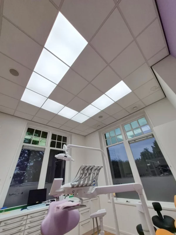 DentLED DL60 Tageslicht-LED-Panels beleuchten einen zahnärztlichen Behandlungsraum bei De Merelhof in Hardenberg