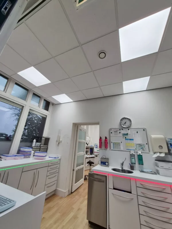 Zahnärztlicher Behandlungsraum bei De Merelhof mit DentLED DL60 Vollspektrum-LED-Panels aufgerüstet