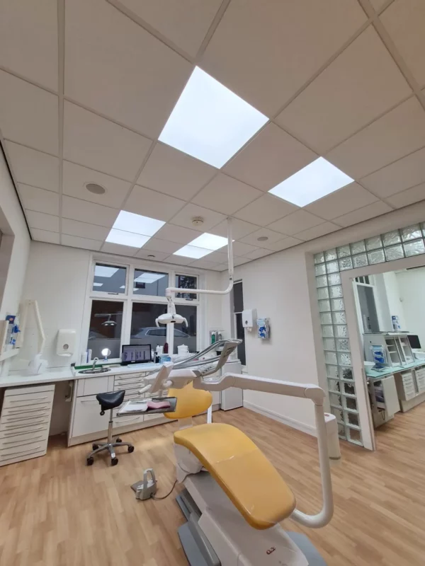 DentLED DL60 Vollspektrum-LED-Panels in einem zahnärztlichen Behandlungsraum in Hardenberg installiert