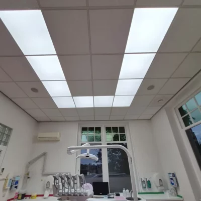 DentLED DL60 LED-Panels sorgen für eine Vollspektrum-Tageslichtbeleuchtung in einem zahnärztlichen Behandlungsraum in Hardenberg.