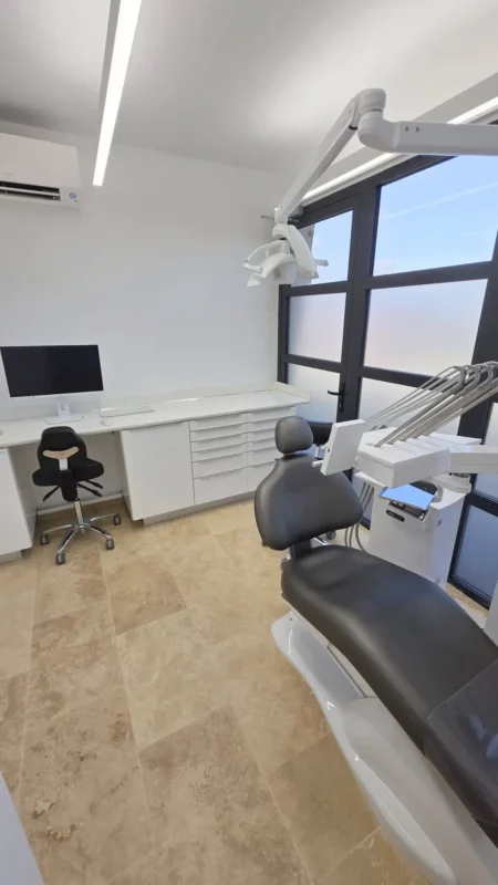 Dentled PHL22 Vollspektrum-Tageslichtbeleuchtung in den Behandlungsräumen und Sterilisationsbereichen der Zahnarztpraxis Coral Dental Bonaire.