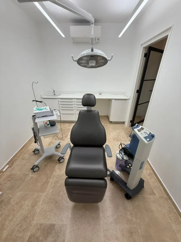 Zahnklinik Coral Dental Bonaire mit Dentled PHL22-Leuchten, 5000 K Tageslicht und einer Farbwiedergabe von CRI 97+.