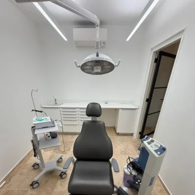 Vollspektrum-LED-Beleuchtung Dentled PHL22 in einem modernen Behandlungsraum der Zahnarztpraxis Coral Dental Bonaire.