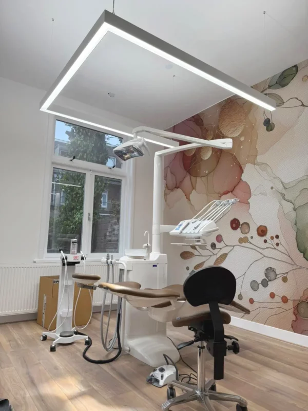 Moderner Behandlungsraum bei MCARE Mondzorg mit Dentled PHU Vollspektrum-LED-Beleuchtung, installiert von Plandent Niederlande.