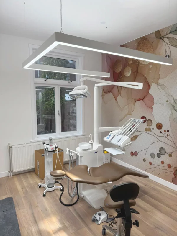 Vollspektrum-LED-Beleuchtung für Dentalhygiene und Parodontologie bei MCARE Mondzorg in Den Haag.
