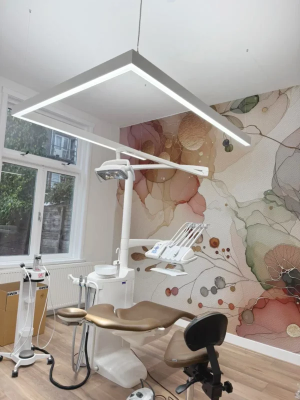 Dentled PHU Tageslicht-LED-Beleuchtung mit 5000 K und hoher Farbwiedergabe in einem modernen zahnmedizinischen Behandlungsraum in Den Haag.
