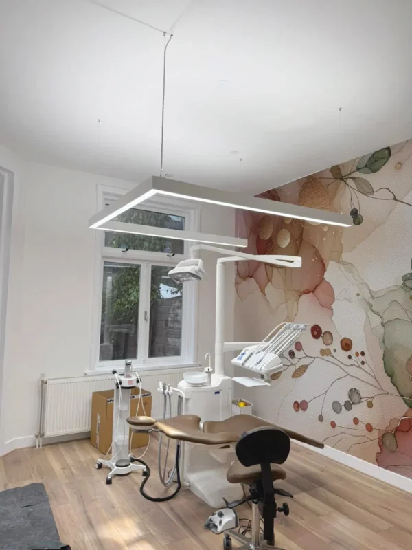 U-förmige Dentled PHU Tageslicht-LED-Beleuchtung im Behandlungsraum der Zahnarztpraxis MCARE Mondzorg in Den Haag.